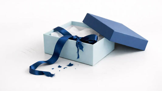 Idée cadeau chat – boîtes et rubans bleus