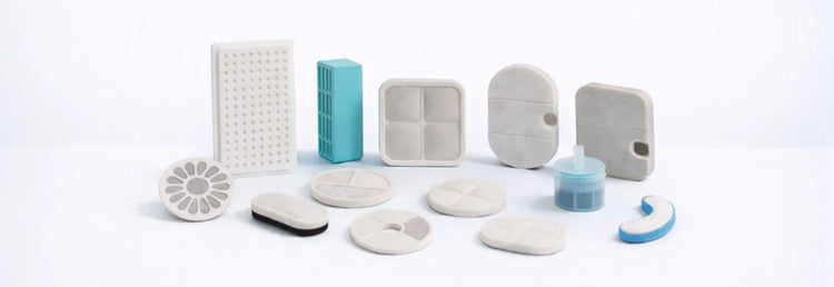 Filtre fontaine chat – Plusieurs modèles exposés sur une table élégante