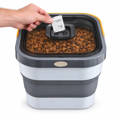 Bac a croquette - Stelo : insertion d’un sachet déshydratant dans le compartiment du couvercle - AstuceChat