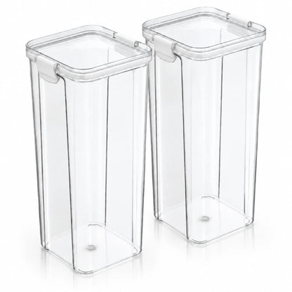 Boite croquettes chat - Stizi : duo blanc contenant des croquettes de tailles et de couleurs variées, sur le plan de travail d’une cuisine lumineuse - AstuceChat