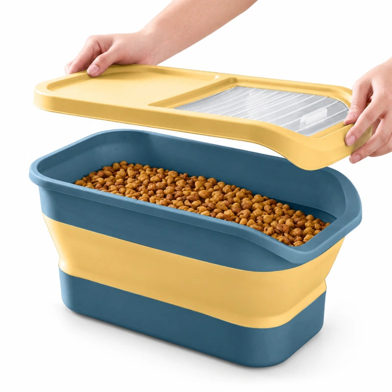 Boîte rangement croquette - Stelia : Jaune/Bleu avec couvercle soulevé par deux mains et croquettes visibles à l’intérieur - AstuceChat