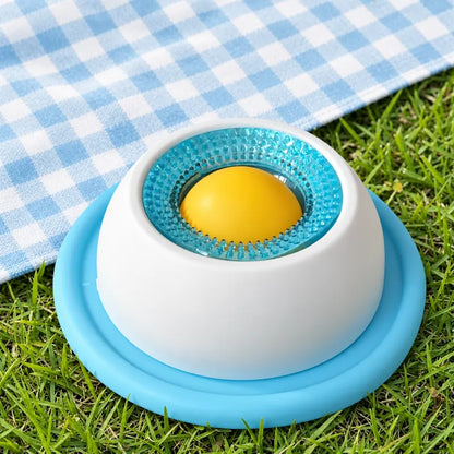 Bol anti glouton chat - Galang Bleu Horizon présenté sur l’herbe avec anneau texturé - AstuceChat
