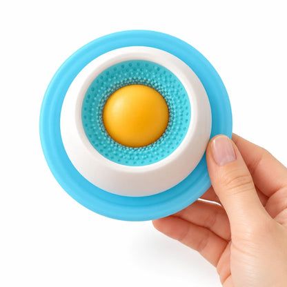 Bol anti glouton chat - Galang Bleu Horizon tenu en main, vue du dessus - AstuceChat