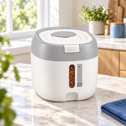 Conteneur croquette chat - Stova : 5 kg Gris Brume sur un plan de travail en pierre claire dans une cuisine lumineuse - AstuceChat