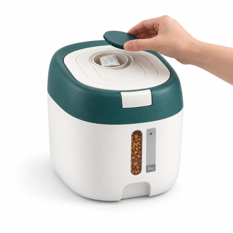 Conteneur croquette chat - Stova : 5 kg Vert Eucalyptus avec le capuchon soulevé et le sachet déshydratant dans son compartiment - AstuceChat