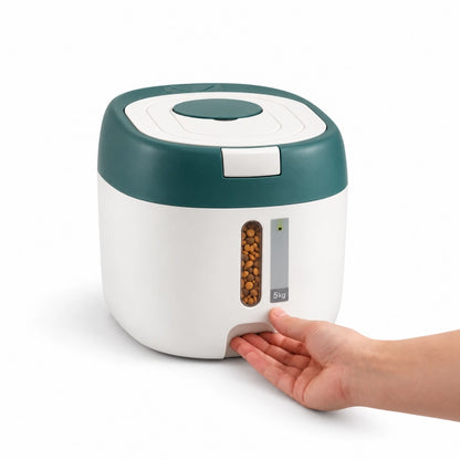 Conteneur croquette chat - Stova : 5 kg Vert Eucalyptus avec une main utilisant la poignée inférieure encastrée - AstuceChat