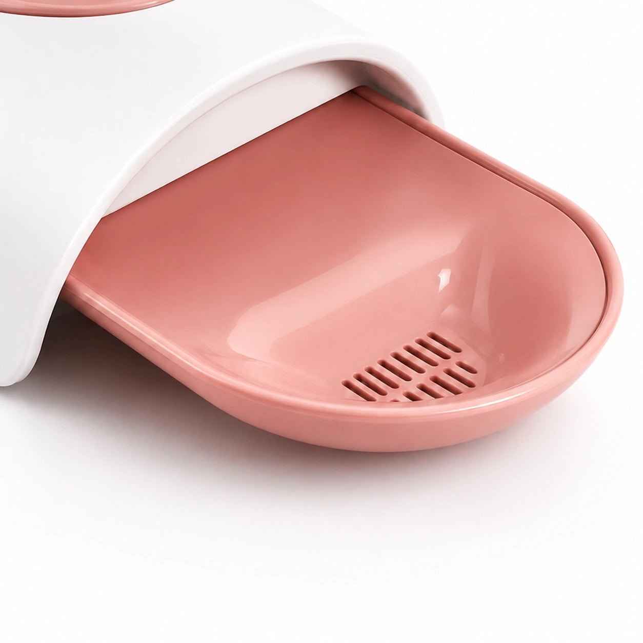 Distributeur d eau pour chat sans fil : Oline - Rivière Rose Saumon gros plan sur la coupelle avec grille - AstuceChat
