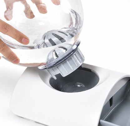 Distributeur d eau pour chat sans fil : Oline - Source Gris Perle installation du réservoir - AstuceChat