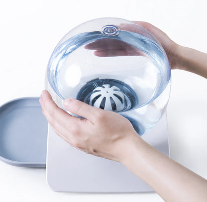 Distributeur d eau pour chat sans fil : Oline - Source Gris Perle réservoir rempli tenu à la main - AstuceChat
