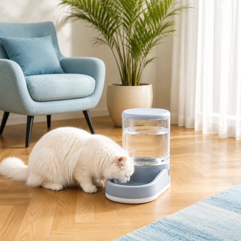 Distributeur eau chat bouteille - Odra : gris brume avec chat blanc dans un décor lifestyle -   AstuceChat