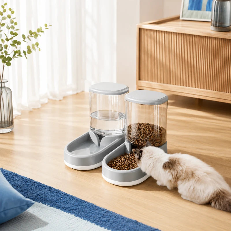 Distributeur eau croquettes compact chat - Duora : scène lifestyle du modèle Gris Brume avec chat - AstuceChat