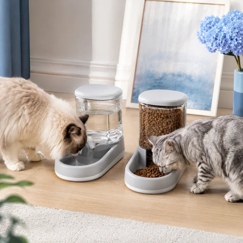 Distributeur eau croquettes compact chat - Duora : deux chats autour de la station repas - AstuceChat