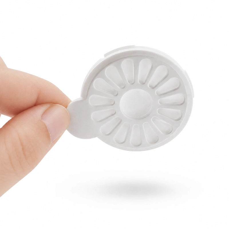 Filtre fontaine eau chat - Oluna : filtre tenu dans les doigts - AstuceChat