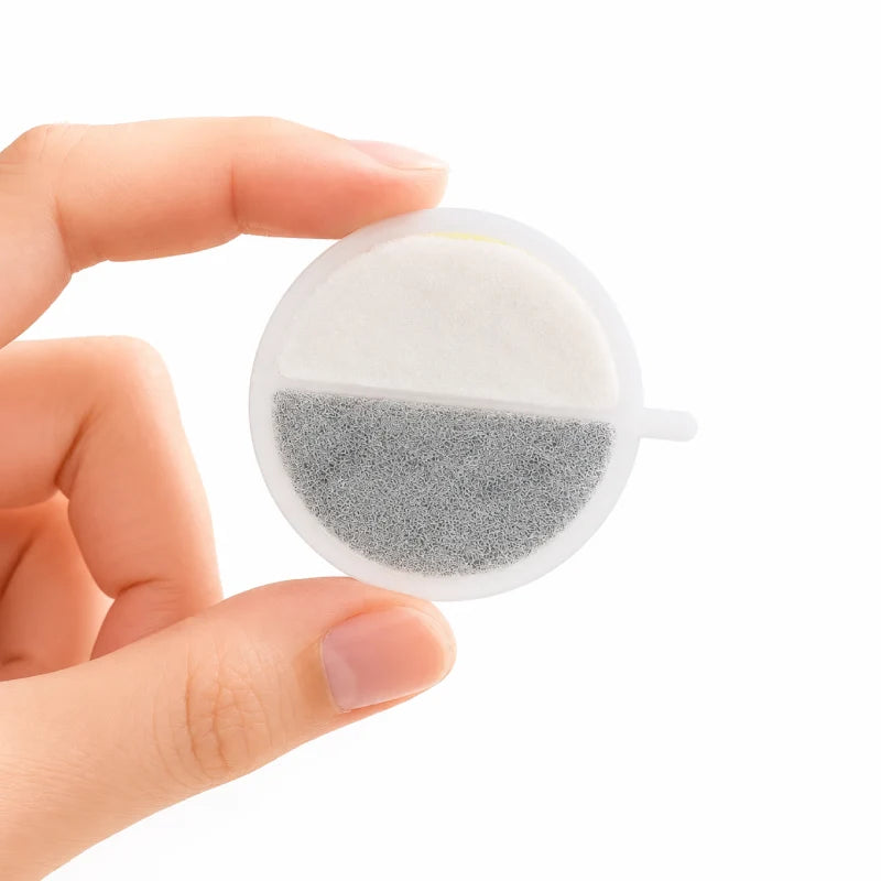 Filtre pour fontaine à eau chat - Oarty : filtre tenu en main - AstuceChat