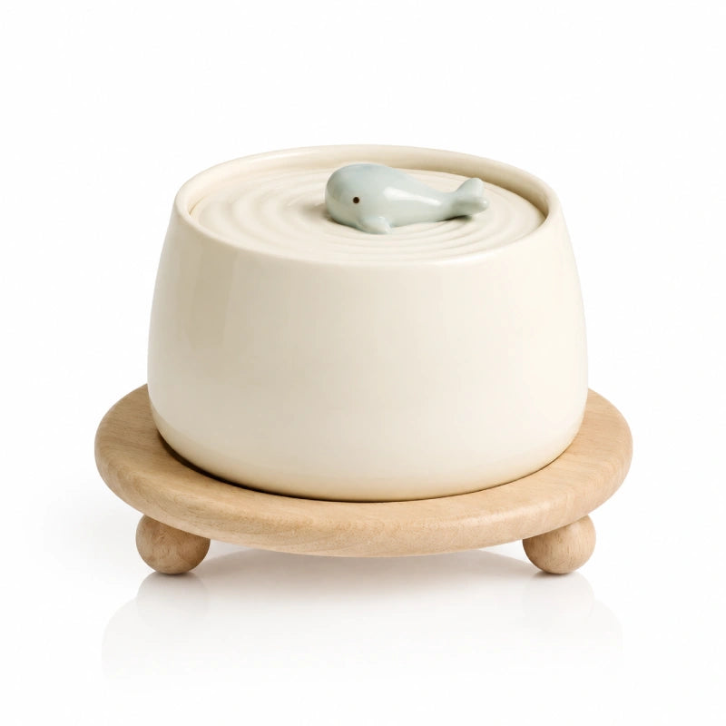 Fontaine à eau chat céramique - Okeram : fontaine Écorce Beige sur socle bois vue de face - AstuceChat