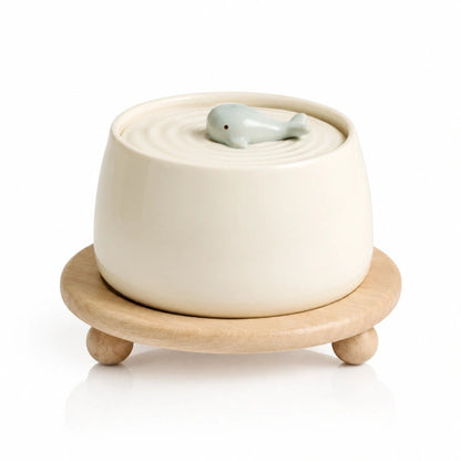 Fontaine à eau chat céramique - Okeram : fontaine Écorce Beige sur socle bois vue de face - AstuceChat