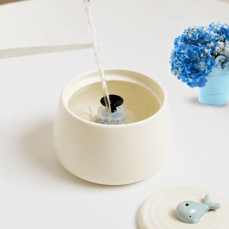 Fontaine à eau chat céramique - Okeram : remplissage du réservoir Écorce Beige - AstuceChat
