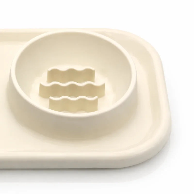 Gamelle anti gouton chaton double - Gaton : détail des reliefs anti glouton doux en silicone Beige Sable - AstuceChat