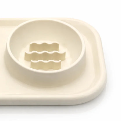 Gamelle anti gouton chaton double - Gaton : détail des reliefs anti glouton doux en silicone Beige Sable - AstuceChat
