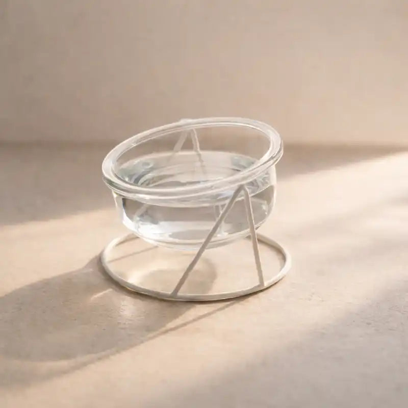 Gamelle chat verre - Gavska bol en verre rempli d’eau sur support blanc - AstuceChat