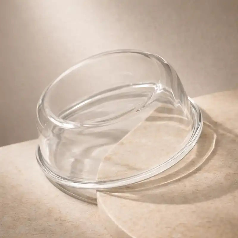 Gamelle chat verre - Gavska bol en verre incliné vue détail sur surface claire - AstuceChat