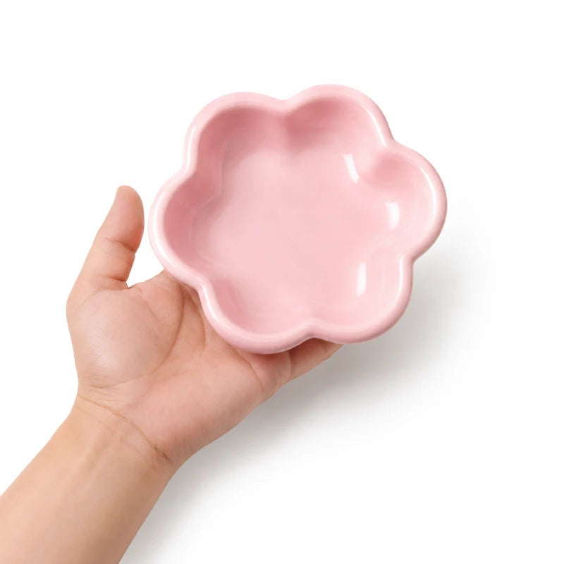 Gamelle chaton surélevée - Galora : format compact Rose Poudré dans la main - AstuceChat
