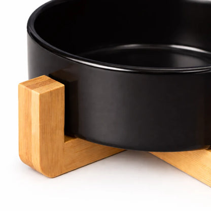 Gamelle ergonomique pour chat - Galvo : gros plan sur un bol Noir Onyx avec support en bois - AstuceChat