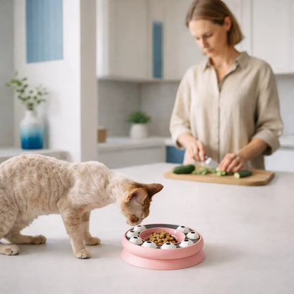 Gamelle ludique pour chat - Galudi - version rose avec chat en cuisine - AstuceChat