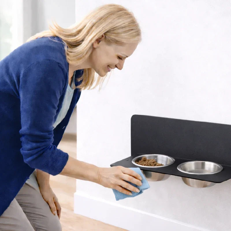Gamelle murale chat - Gamural : vue utilisation avec femme - AstuceChat