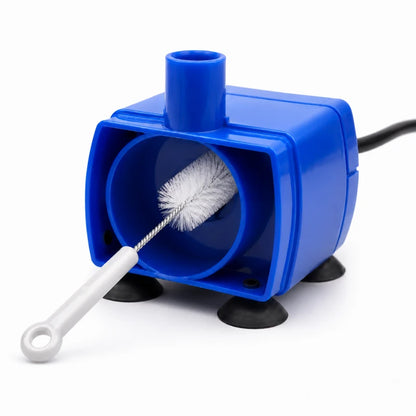 Nettoyage fontaine à eau chat - Kit, Axelia : brosse dans pompe - AstuceChat